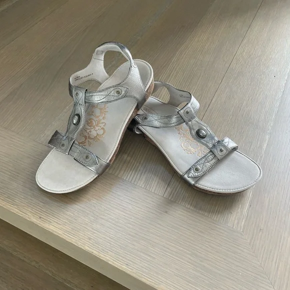 Aetrex Lori Adjustable Quarter Strap, Pewter, Size 9.5 - Picture 2 of 5